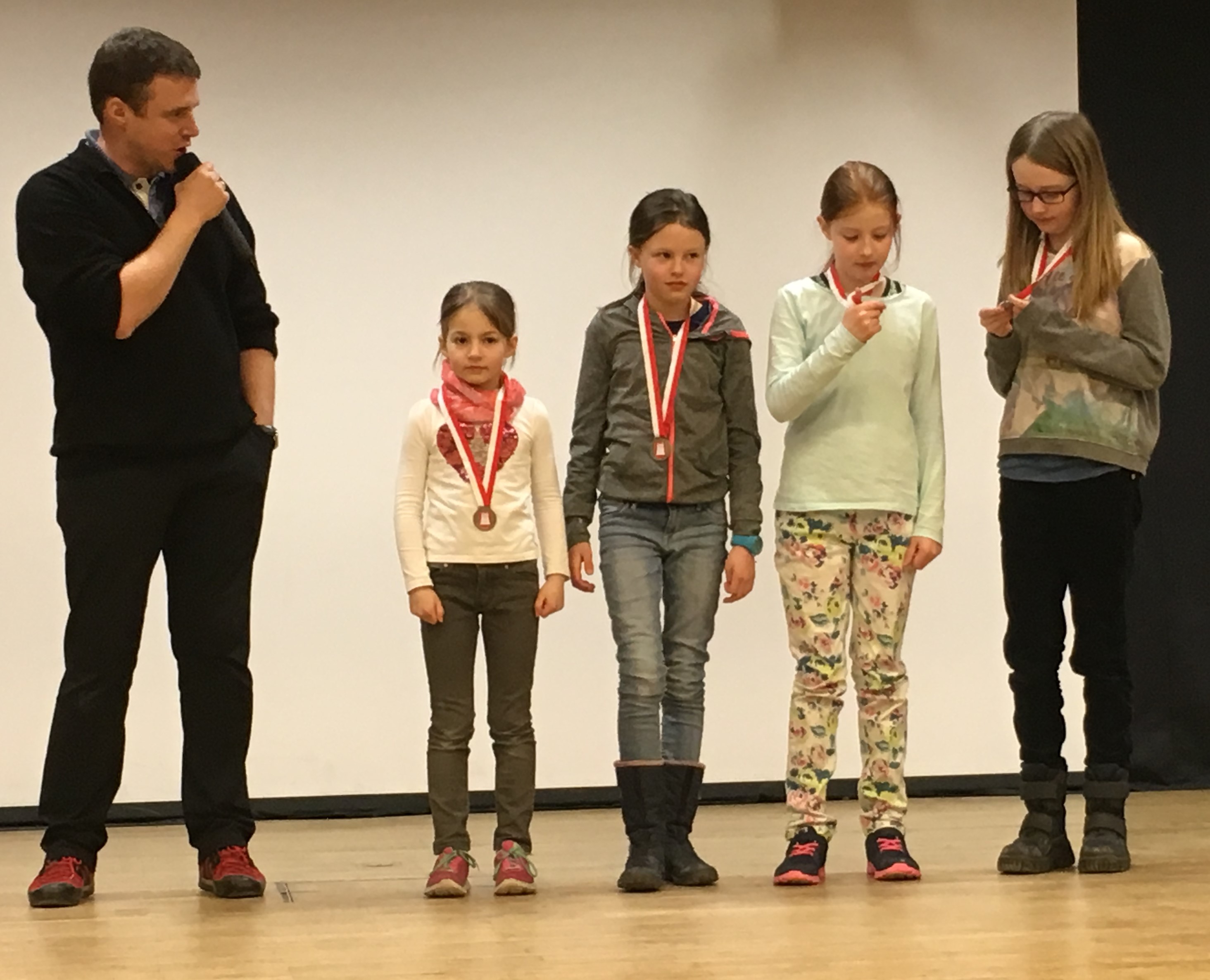 Veranstalter Moritz Kröger beglückwünscht die Mädchenmannschaft der Grundschule Strenge