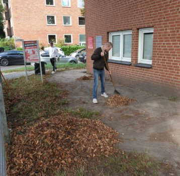 Im Außenbereich wurde u. a. Laub geharkt, hier Ben und Tom.