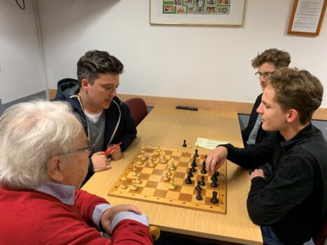 Felix Meißner und Luis Engel mit Christian Zickelbein