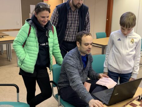 Eva Maria Zickelbein, Jürgen de Voogt, Bernhard Jürgens und Jakob Weihrauch 
(bitte Jacke beachten!) bei der Analyse! | Foto: Eva Maria Zickelbein