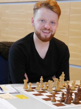 FM Julian Grötzbach (1 aus 2) ist in der A-Gruppe aktiv, genau wie Teamkollege Bernhard Jürgens aus HSK 4 (0,5 aus 2). Foto: Deutscher Schachbund