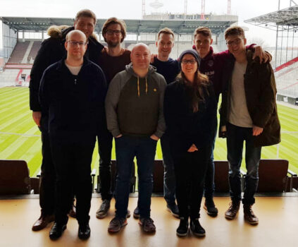 Kurz vor dem Wettkampf nutzten wir noch das Panorama-Ambiente des Millerntor-Stadions für ein Mannschaftsfoto. Von links nach rechts: Roland, Stefan, Paul, Georgios, Frank, Sarah, Malte, Julian | Foto: Paul Doberitz