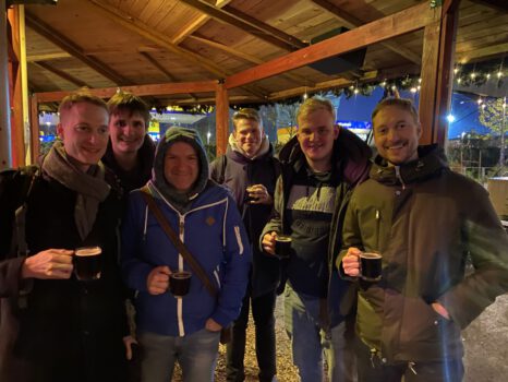 Nachbereitung nach erfolgreichem Zweitliga-Wochenende auf dem Weihnachtsmarkt an der Feldstraße: Frank Bracker, Konstantin Peyrer, Georgios Souleidis, Malte Colpe, Tom-Frederik Would und Arne Bracker. Foto; Frank Bracker