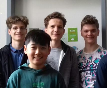 Robert und Luis Engel und Lennart Meyling (v.l.n.r.) und Huo,Da (vorn links) auf dem Foto von Matthias Hermann, der als Mathe-Lehrer die beiden Spieltage des Turniers betreute und selbst für die Schachfreunde Hamburg in der Oberliga und Landesliga aktiv ist.